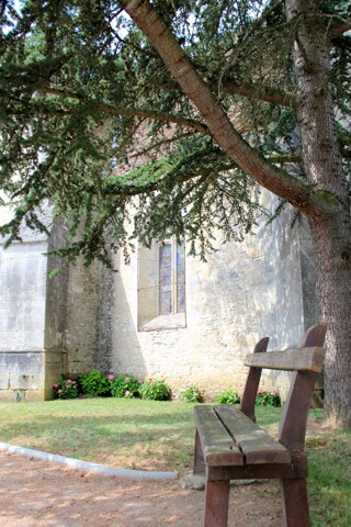 Eglise de Touchay avec petit banque